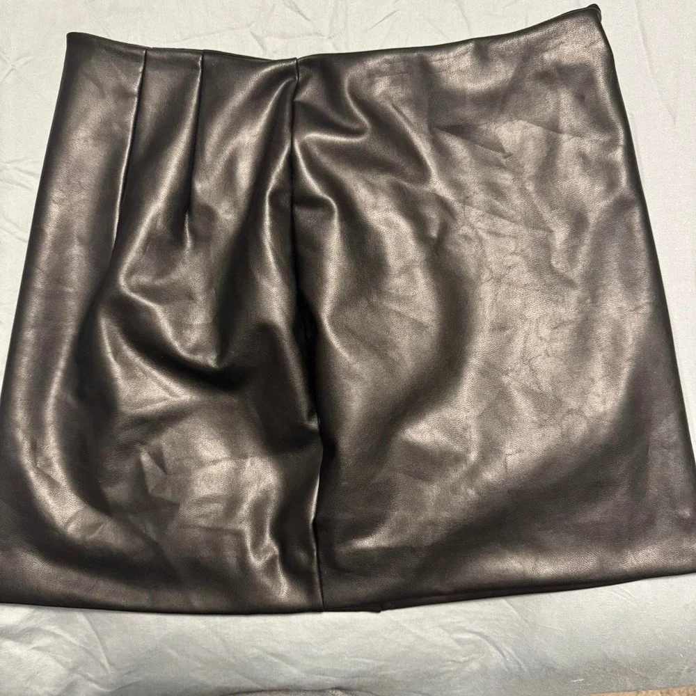 Black leather‎ skirt